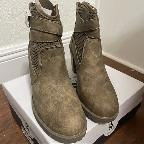NWT Shoeaholic Sizzle Ankle Boots Tan Size 8 - Picture 10 of 14